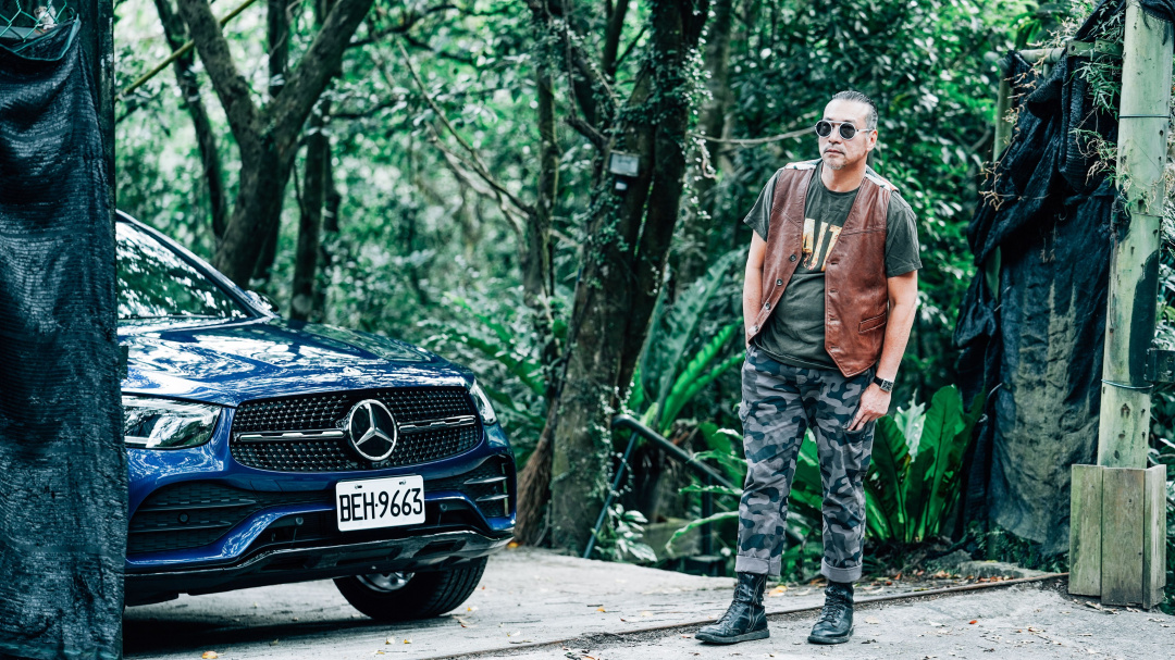 SMALL_黃仲崑與黃遠父子檔一起開著Mercedes-Benz GLC 300 4MATIC深入排灣族祕境，同級距中最強悍的引擎效能與輸出，展現絕佳駕駛動態及行駛穩定性